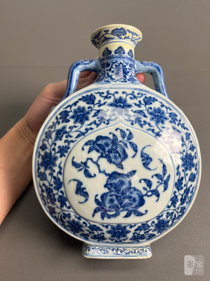 清乾隆  青花缠枝花卉福寿纹抱月瓶 - 图7